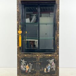 Rytietiška juodos spalvos vitrina su akmens dekoracijomis 42x83x179 cm