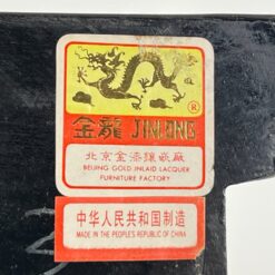 Rytietiška juodos spalvos vitrina su akmens dekoracijomis 42x83x179 cm