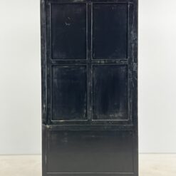 Rytietiška juodos spalvos vitrina su akmens dekoracijomis 42x83x179 cm