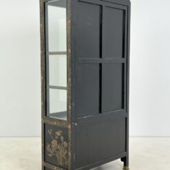 Rytietiška juodos spalvos vitrina su akmens dekoracijomis 42x83x179 cm