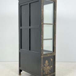 Rytietiška juodos spalvos vitrina su akmens dekoracijomis 42x83x179 cm