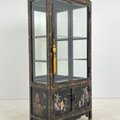 Rytietiška juodos spalvos vitrina su akmens dekoracijomis 42x83x179 cm