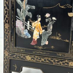 Rytietiška juodos spalvos vitrina su akmens dekoracijomis 42x83x179 cm