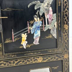 Rytietiška juodos spalvos vitrina su akmens dekoracijomis 42x83x179 cm