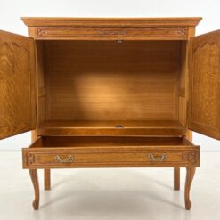 Ąžuolinė dviejų durų ir vieno stalčiaus komoda 45x107x119 cm