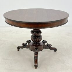 Apvalus raudonmedžio valgomojo stalas drožinėtomis kojomis 98x100x72 cm