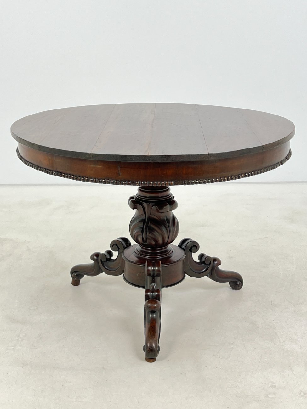 HL0229-stalai-1 Apvalus raudonmedžio valgomojo stalas drožinėtomis kojomis 98x100x72 cm