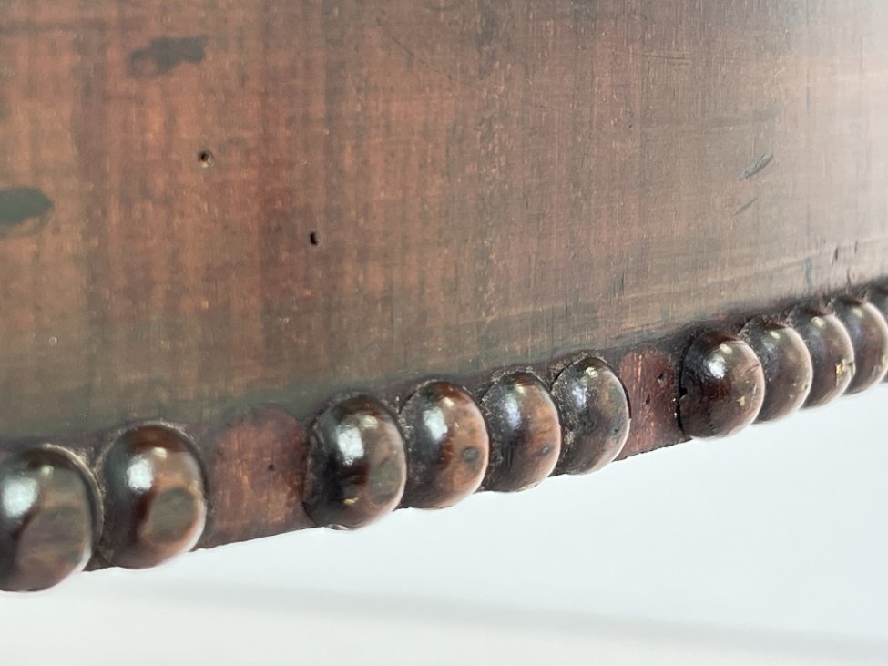 HL0229-stalai-10 Apvalus raudonmedžio valgomojo stalas drožinėtomis kojomis 98x100x72 cm