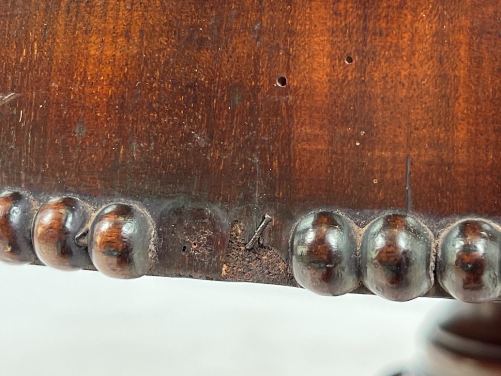 HL0229-stalai-11 Apvalus raudonmedžio valgomojo stalas drožinėtomis kojomis 98x100x72 cm