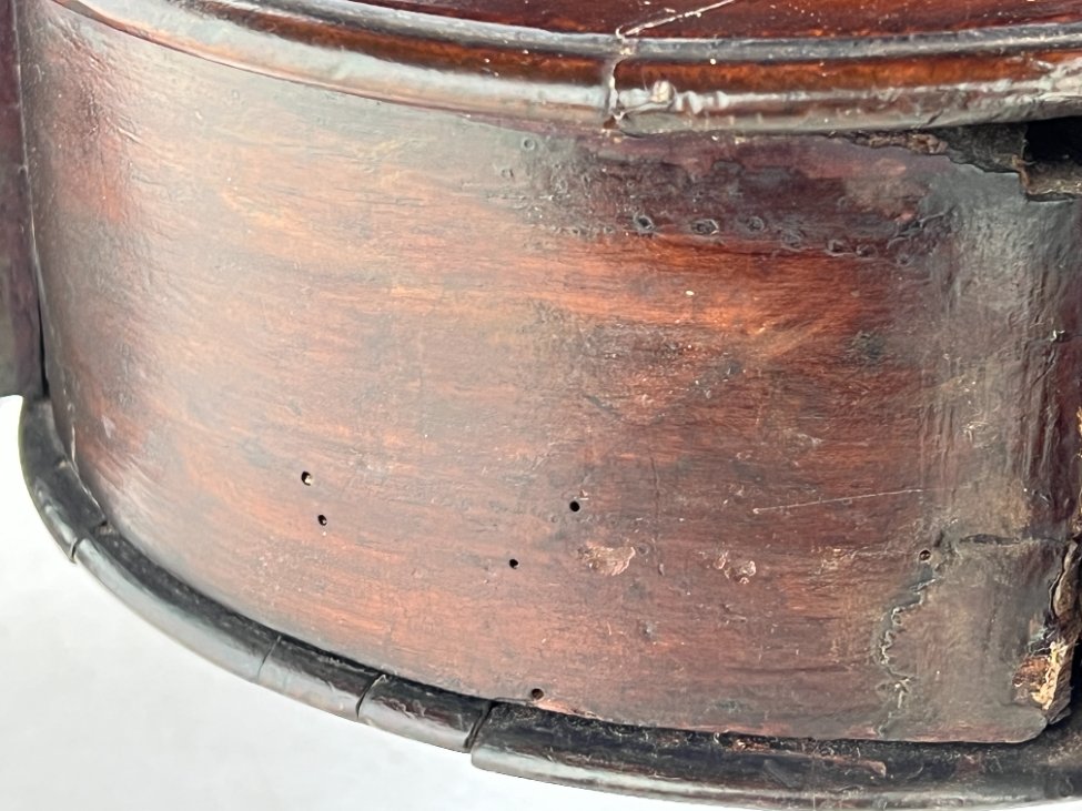 HL0229-stalai-14 Apvalus raudonmedžio valgomojo stalas drožinėtomis kojomis 98x100x72 cm