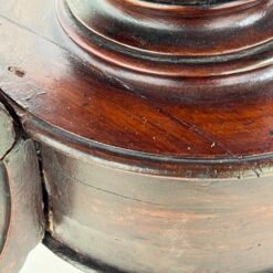 Apvalus raudonmedžio valgomojo stalas drožinėtomis kojomis 98x100x72 cm