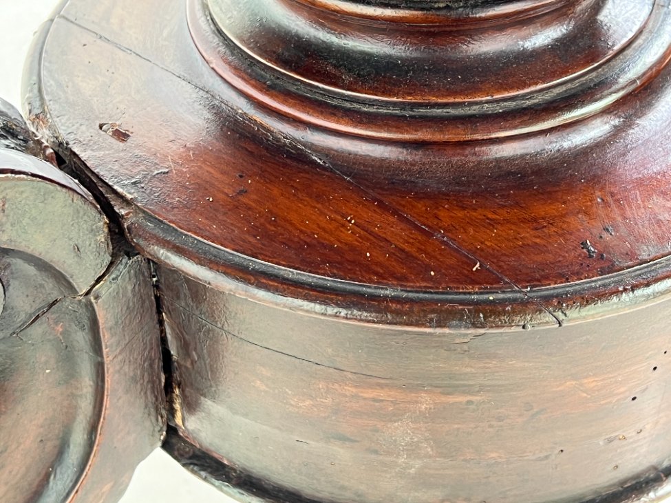 HL0229-stalai-15 Apvalus raudonmedžio valgomojo stalas drožinėtomis kojomis 98x100x72 cm