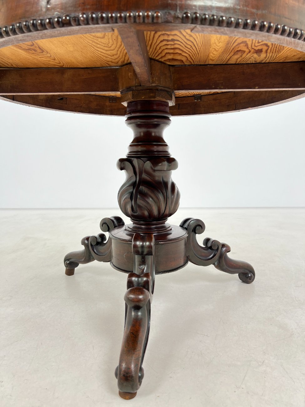 HL0229-stalai-5 Apvalus raudonmedžio valgomojo stalas drožinėtomis kojomis 98x100x72 cm