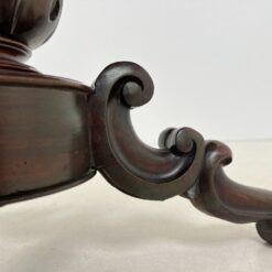 Apvalus raudonmedžio valgomojo stalas drožinėtomis kojomis 98x100x72 cm