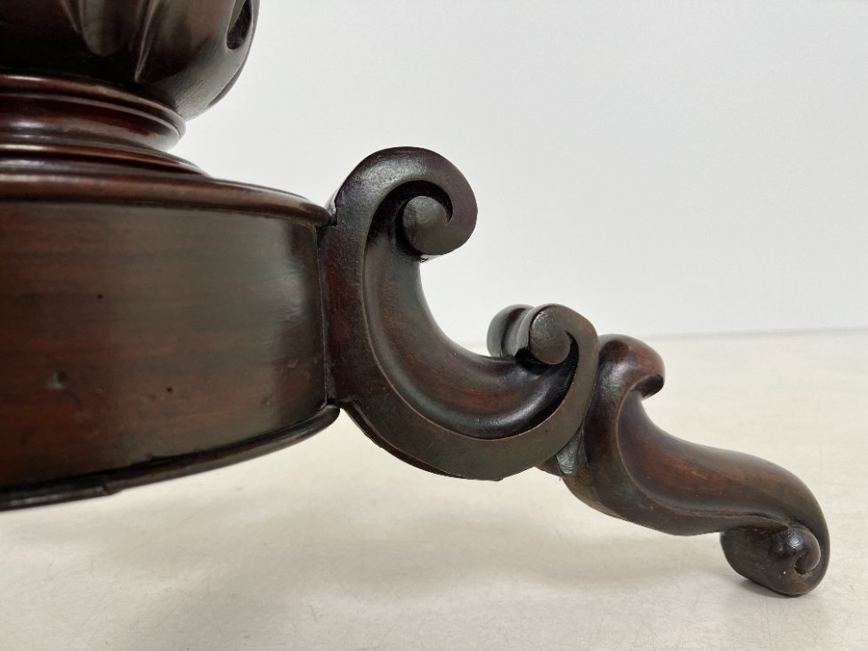 HL0229-stalai-6 Apvalus raudonmedžio valgomojo stalas drožinėtomis kojomis 98x100x72 cm