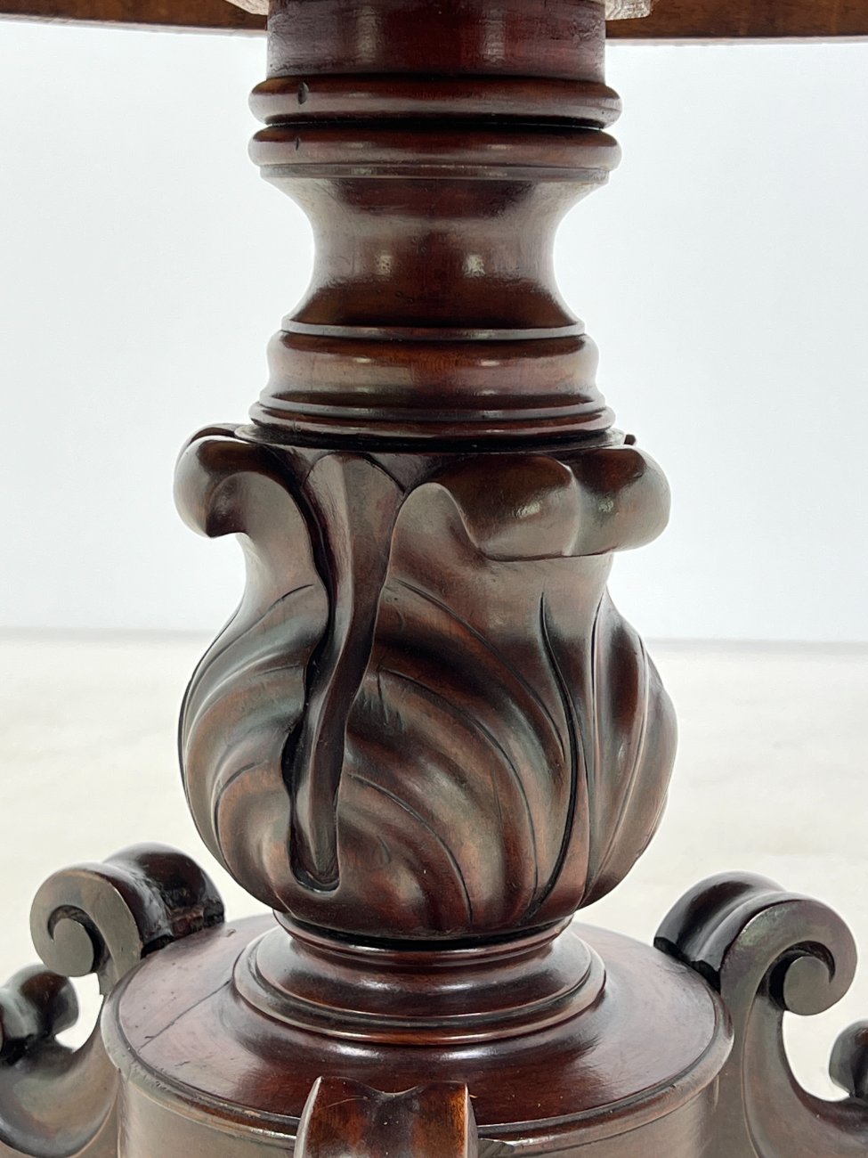 HL0229-stalai-7 Apvalus raudonmedžio valgomojo stalas drožinėtomis kojomis 98x100x72 cm