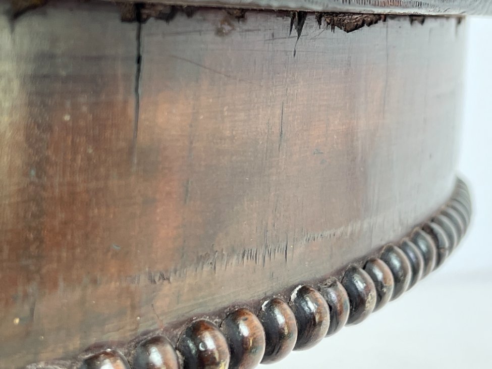 HL0229-stalai-9 Apvalus raudonmedžio valgomojo stalas drožinėtomis kojomis 98x100x72 cm