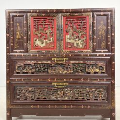 Rytietiška komoda su drožinėtomis figūromis ir piešiniais 41x96x99,5 cm