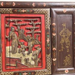 Rytietiška komoda su drožinėtomis figūromis ir piešiniais 41x96x99,5 cm