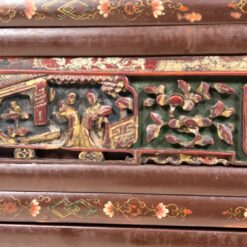 Rytietiška komoda su drožinėtomis figūromis ir piešiniais 41x96x99,5 cm