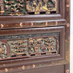 Rytietiška komoda su drožinėtomis figūromis ir piešiniais 41x96x99,5 cm