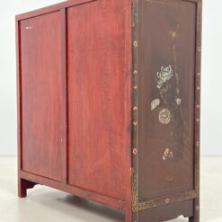 Rytietiška komoda su drožinėtomis figūromis ir piešiniais 41x96x99,5 cm