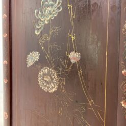 Rytietiška komoda su drožinėtomis figūromis ir piešiniais 41x96x99,5 cm