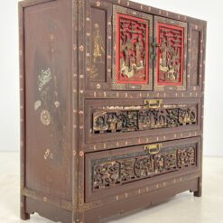 Rytietiška komoda su drožinėtomis figūromis ir piešiniais 41x96x99,5 cm