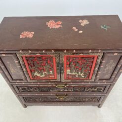 Rytietiška komoda su drožinėtomis figūromis ir piešiniais 41x96x99,5 cm