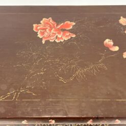 Rytietiška komoda su drožinėtomis figūromis ir piešiniais 41x96x99,5 cm