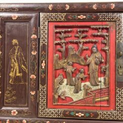 Rytietiška komoda su drožinėtomis figūromis ir piešiniais 41x96x99,5 cm