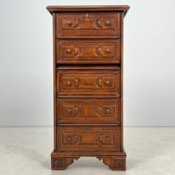 Siauras raudonmedžio sekreteras su trijais stalčiais 32x56x113 cm