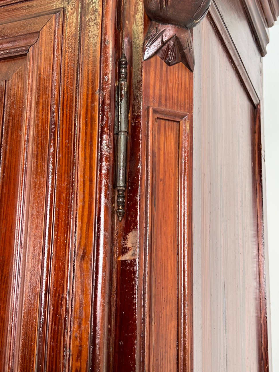 HL0245-spintos-18 Barokinio stiliaus pušies medžio dviejų durų rūbų spinta 70x181x233 cm