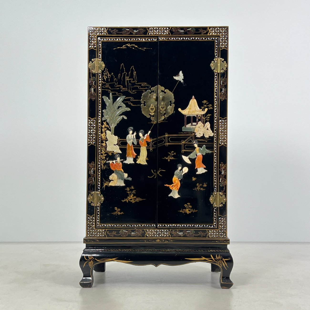 HL0246-komodos-0 Rytietiška komodėlė, inkrustuota perlamutru, su akmens apdaila 43x71x122 cm