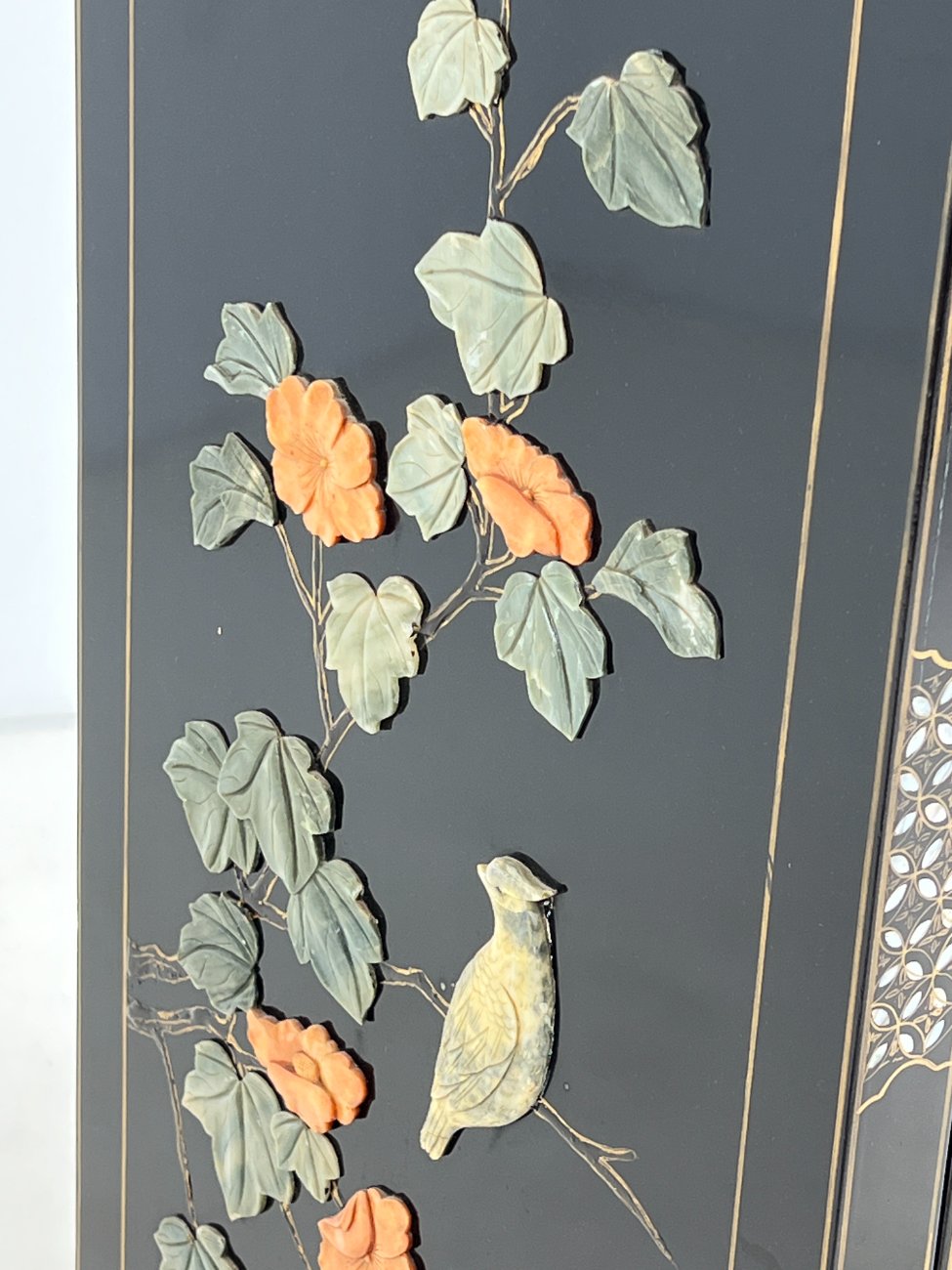 HL0246-komodos-10 Rytietiška komodėlė, inkrustuota perlamutru, su akmens apdaila 43x71x122 cm