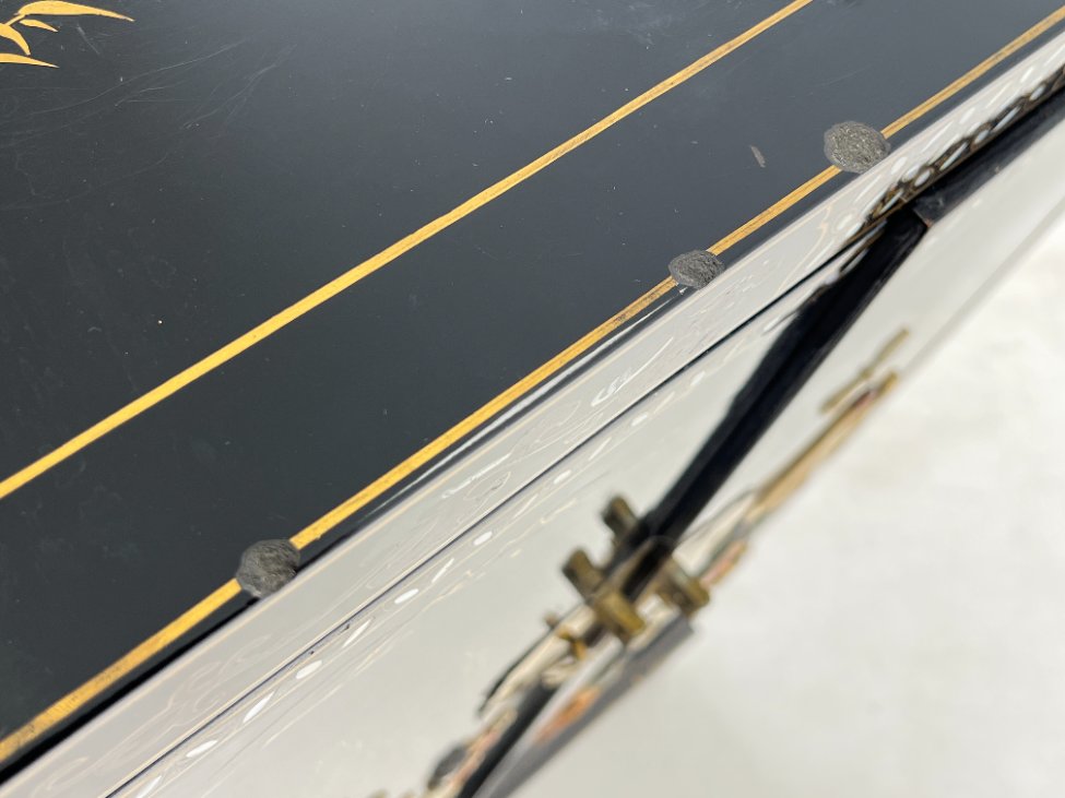 HL0246-komodos-18 Rytietiška komodėlė, inkrustuota perlamutru, su akmens apdaila 43x71x122 cm