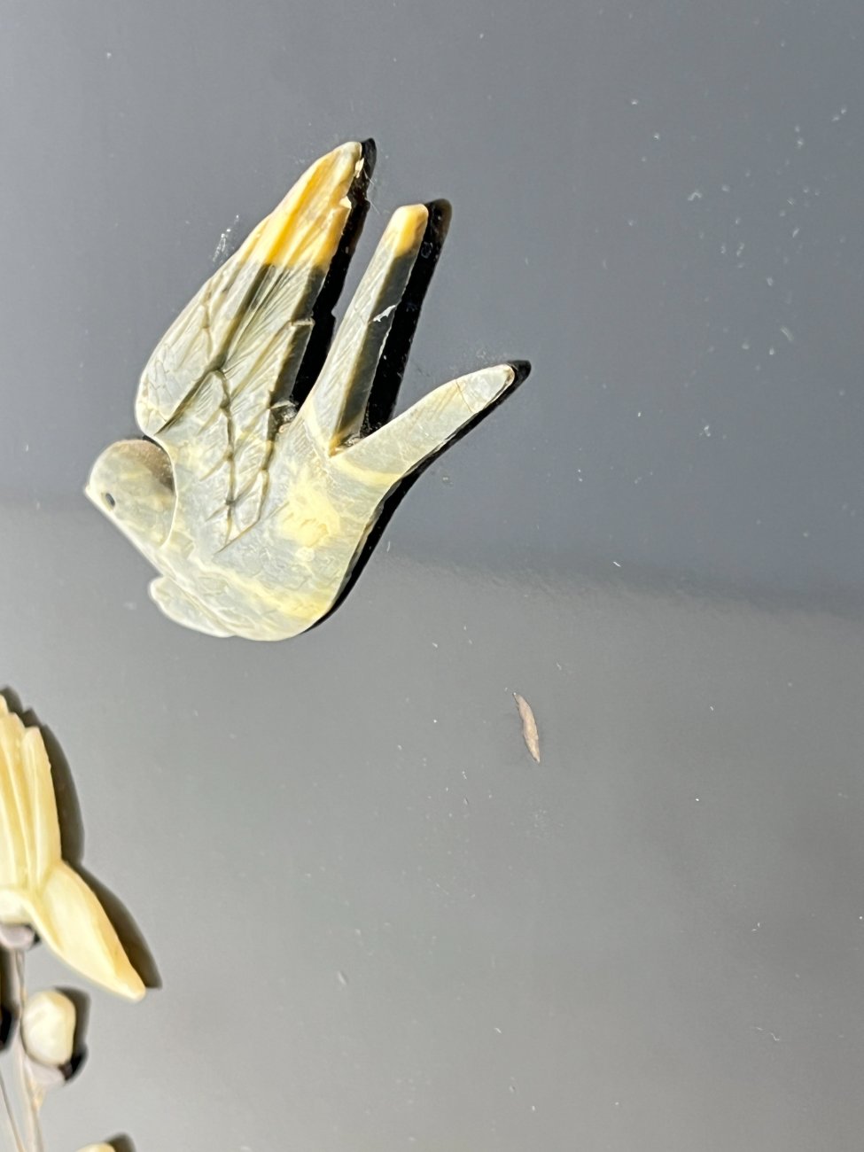 HL0246-komodos-19 Rytietiška komodėlė, inkrustuota perlamutru, su akmens apdaila 43x71x122 cm