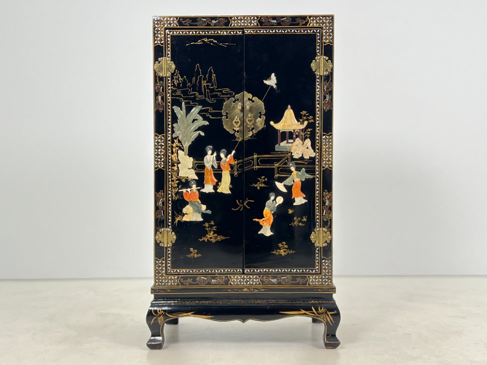 HL0246-komodos-2 Rytietiška komodėlė, inkrustuota perlamutru, su akmens apdaila 43x71x122 cm