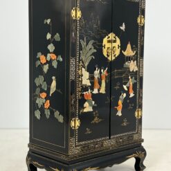 Rytietiška komodėlė, inkrustuota perlamutru, su akmens apdaila 43x71x122 cm