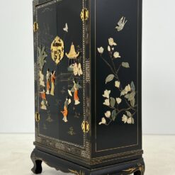 Rytietiška komodėlė, inkrustuota perlamutru, su akmens apdaila 43x71x122 cm