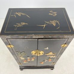 Rytietiška komodėlė, inkrustuota perlamutru, su akmens apdaila 43x71x122 cm