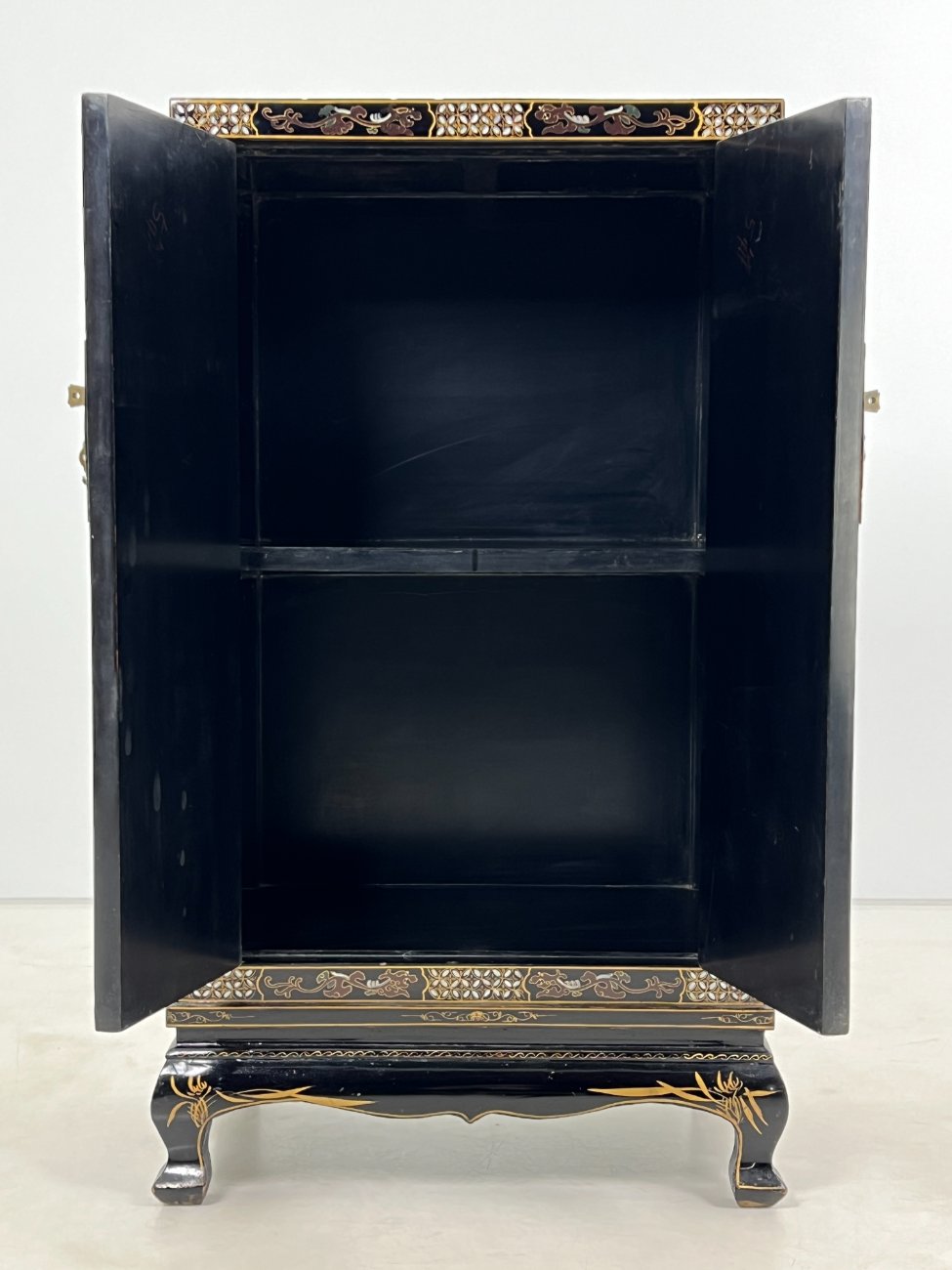 HL0246-komodos-6 Rytietiška komodėlė, inkrustuota perlamutru, su akmens apdaila 43x71x122 cm