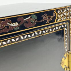 Rytietiška komodėlė, inkrustuota perlamutru, su akmens apdaila 43x71x122 cm