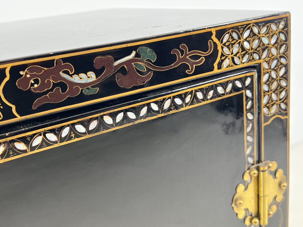 HL0246-komodos-7 Rytietiška komodėlė, inkrustuota perlamutru, su akmens apdaila 43x71x122 cm