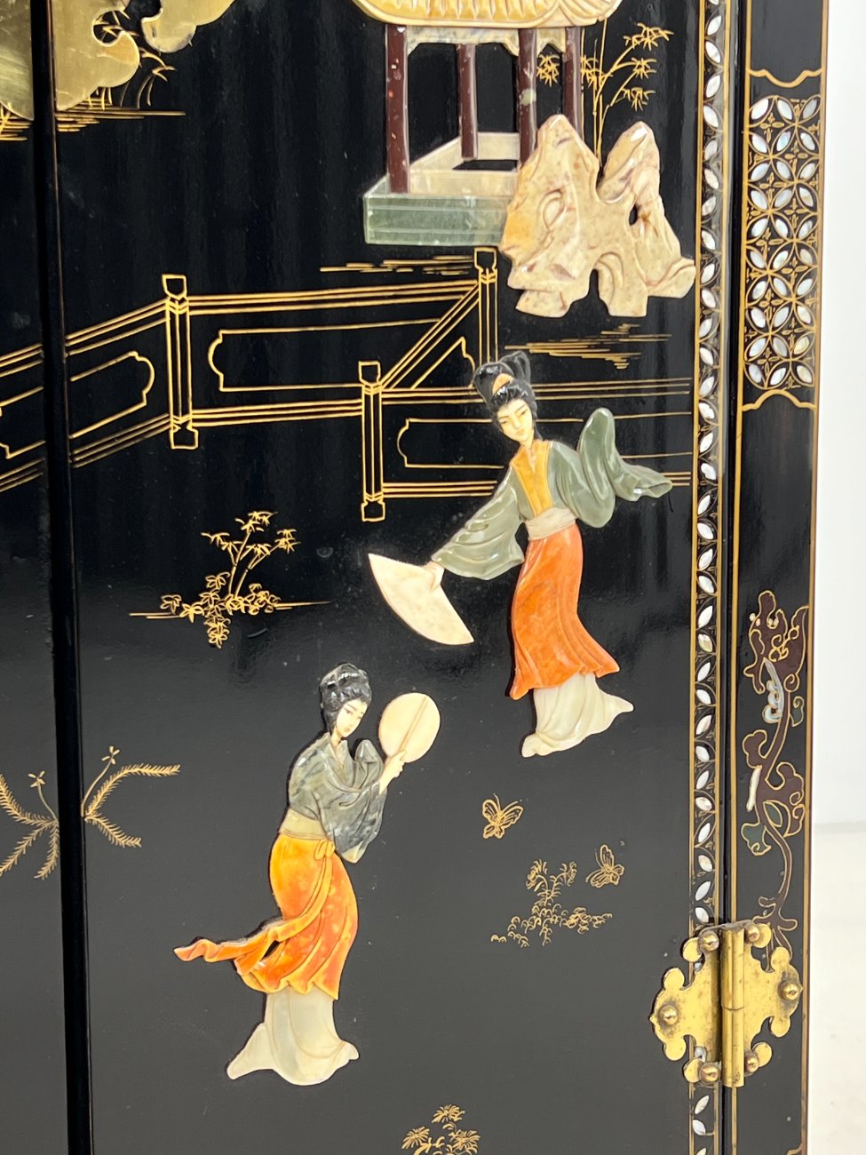 HL0246-komodos-8 Rytietiška komodėlė, inkrustuota perlamutru, su akmens apdaila 43x71x122 cm