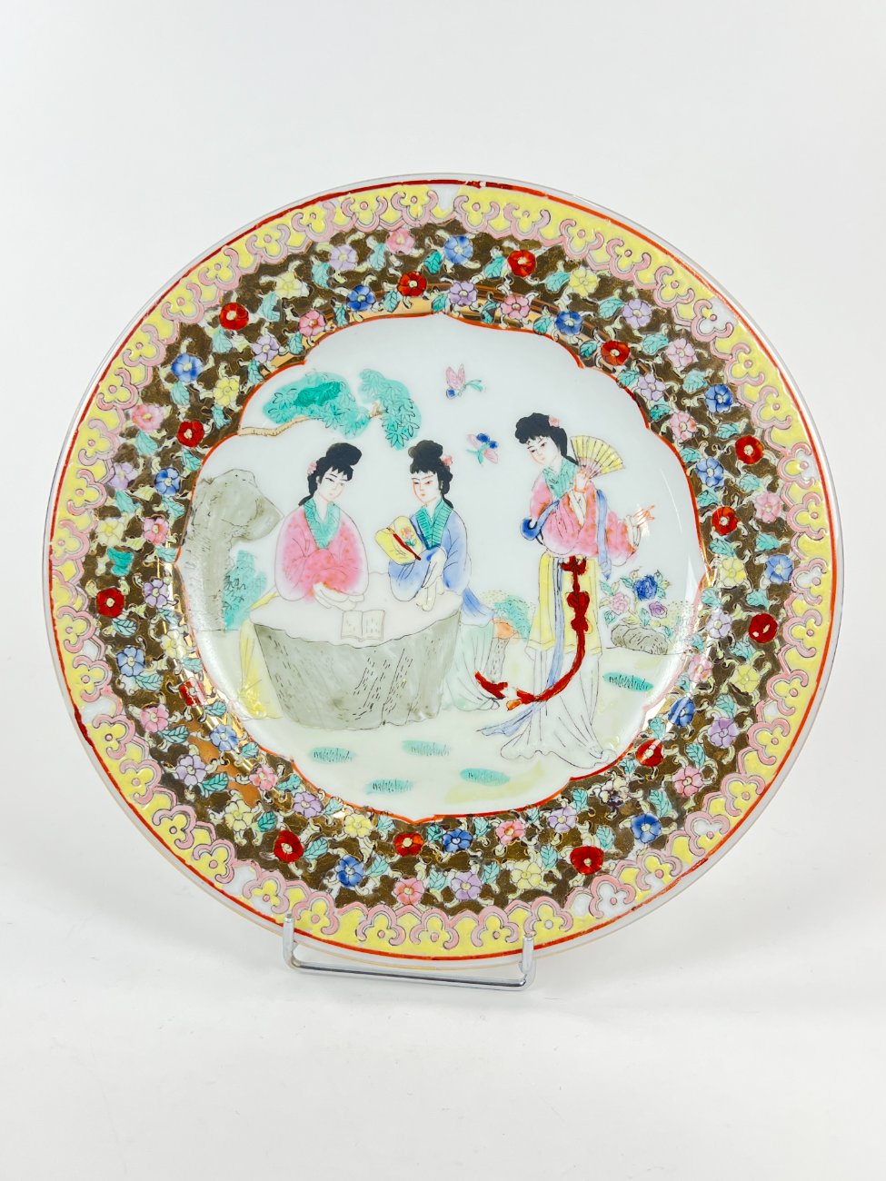 HL0261-servizu-dalys-1 Kiniška porcelianinė lėkštė su trijų moterų atvaizdu 27x27x2,5 cm