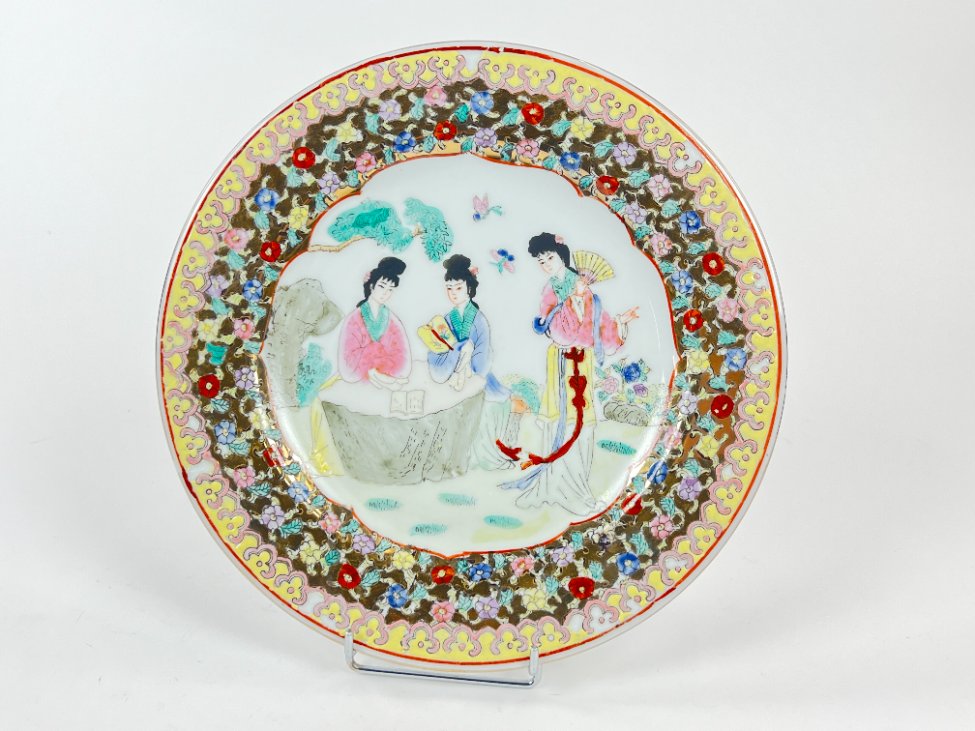 HL0261-servizu-dalys-2 Kiniška porcelianinė lėkštė su trijų moterų atvaizdu 27x27x2,5 cm