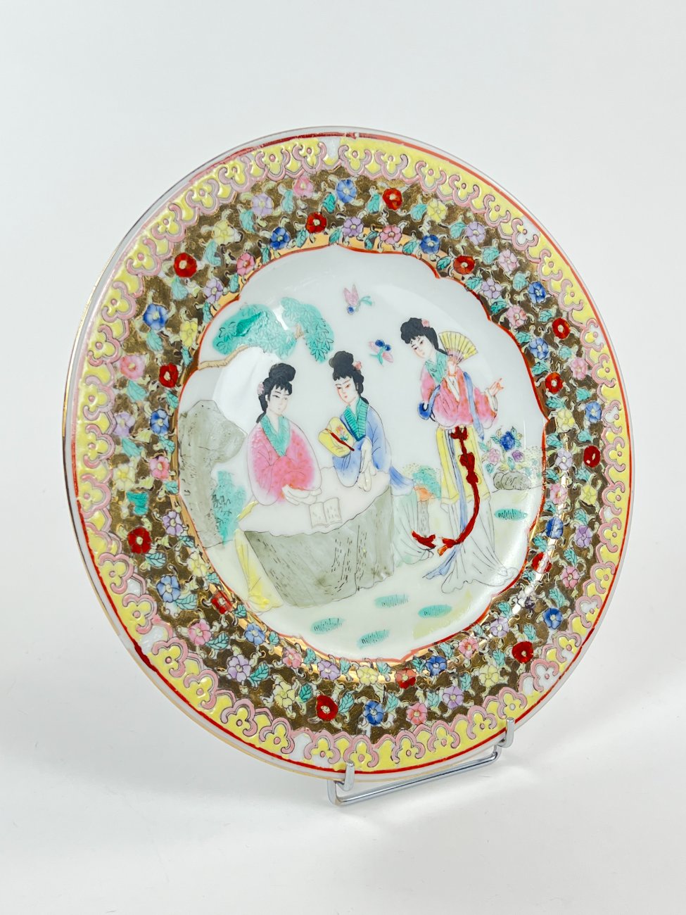 HL0261-servizu-dalys-3 Kiniška porcelianinė lėkštė su trijų moterų atvaizdu 27x27x2,5 cm