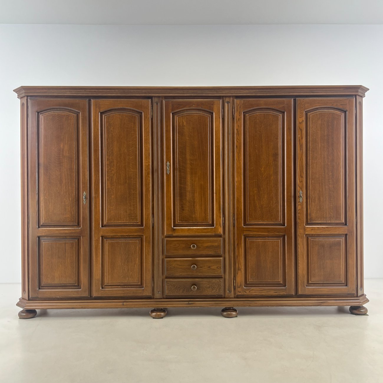 HL0267-spintos-0 Ilga ąžuolinė penkių durų ir trijų stalčių spinta 60x295x187 cm