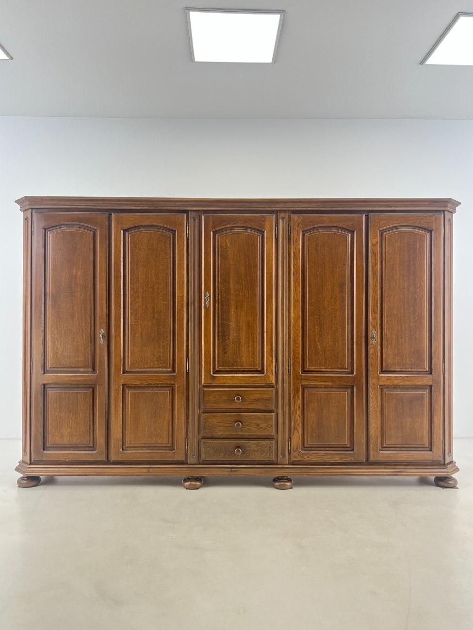 HL0267-spintos-1 Ilga ąžuolinė penkių durų ir trijų stalčių spinta 60x295x187 cm